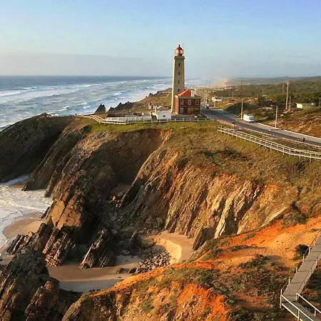 Dom wakacyjny Charming In With Shared Pool *